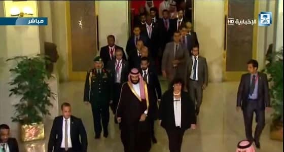 بالصور.. الرئيس المصري يستقبل ولي العهد بدار الأوبرا