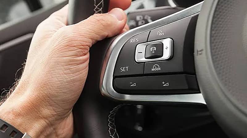 الكشف عن عيوب ومميزات مثبت السرعة في السيارة .. صور