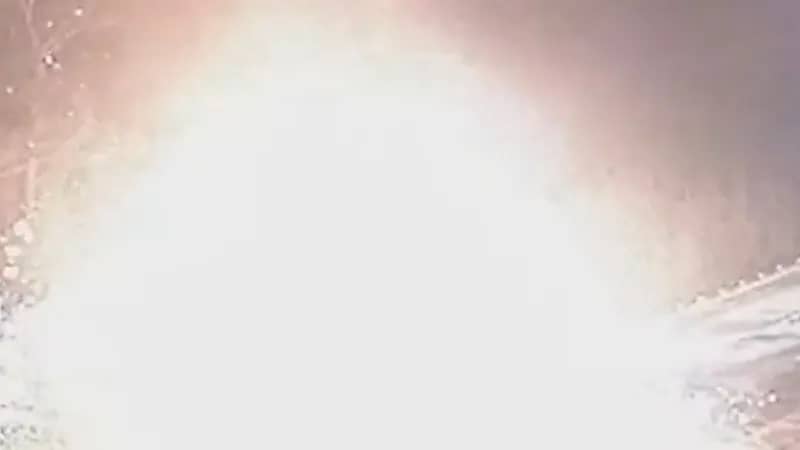 شاهد.. كرات نار تنفجر في الهواء وتسقط على المواطنين بسبب انفجار سيارة