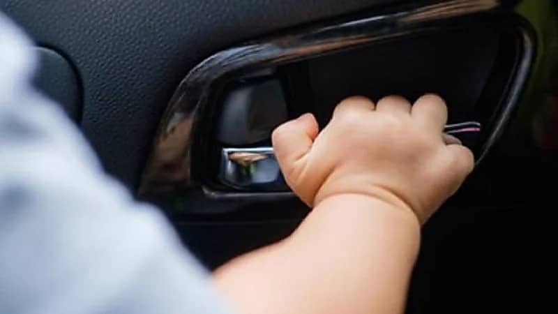 وفاة رضيعة نسيتها والدتها في المقعد الخلفي داخل السيارة 4 ساعات