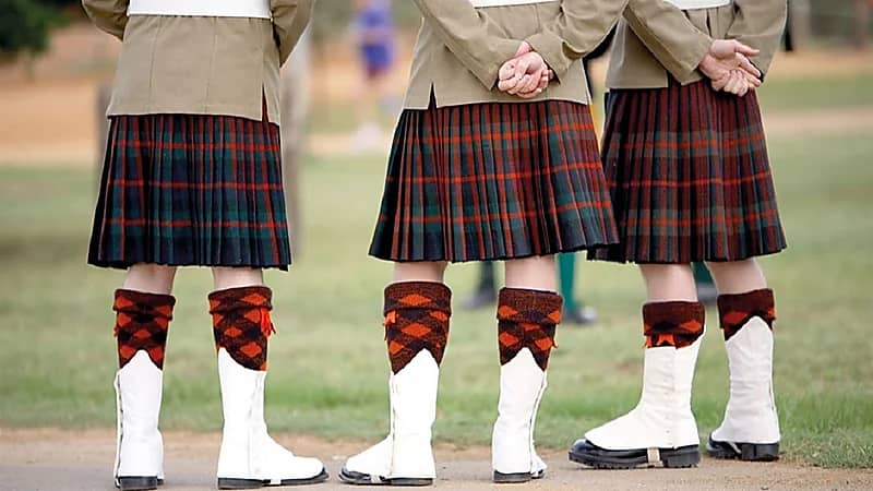 معلمة تطلب من تلاميذها الذكور ارتداء التنورة