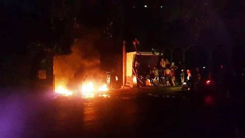 فيديو..مواجهات دامية في طرابلس تكسير مصارف وهجوم على منازل النواب