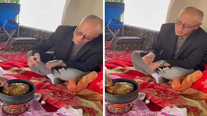 شاهد.. السفير الياباني يتناول وجبة  البُر بالسمن في نجران 