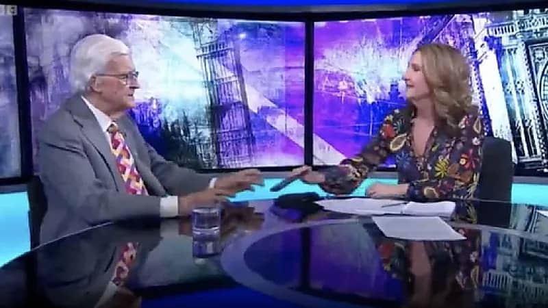 شاهد .. ردة فعل مذيعة عندما استمر هاتف ضيفها بالرنين على الهواء