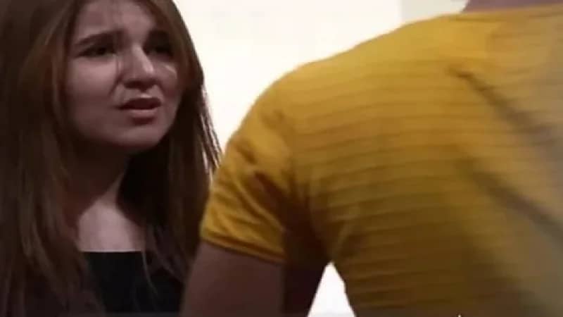 بالفيديو.. فتاة تعرض بيع شعرها لإطعام طفلها