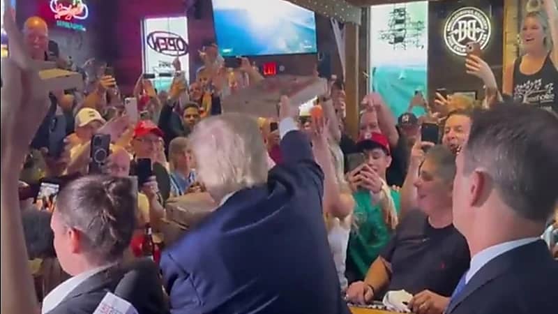 ترامب يلبي طلب الحاضرين بأحد المطاعم ويشتري لهم البيتزا.. فيديو
