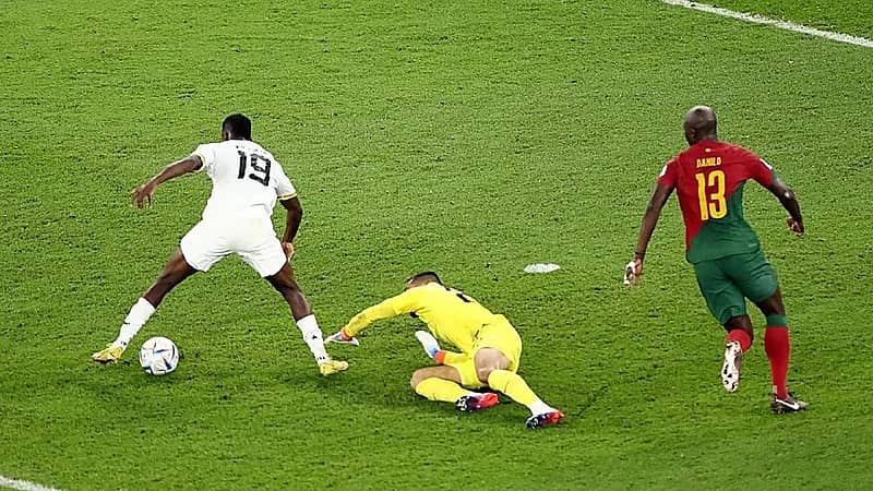 شاهد .. هفوة حارس البرتغال في آخر دقيقة من مواجهة غانا