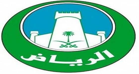 بالفيديو.. إزالة مظلات تستعمل في حراج بيع السيارات بـ " الرياض "