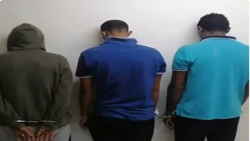 شاهد.. القبض على 3 أشخاص تورطوا في تصنيع الخمور وترويجها في إستراحة بمكة