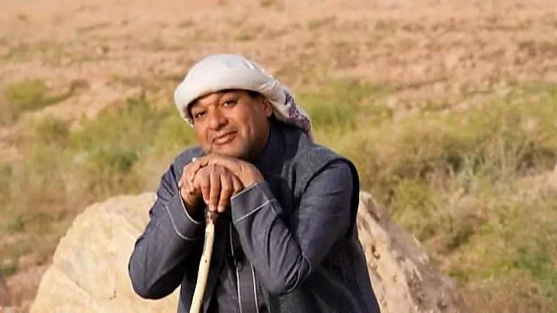 الزعاق يكشف سبب ارتدائه للثوب الأسود في الصيف.. فيديو