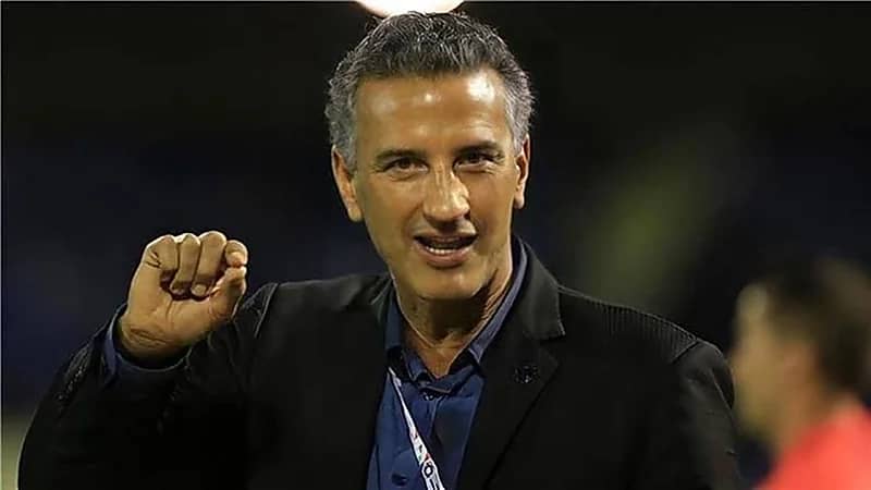 شاموسكا يُجهز جامارا على مقاعد البدلاء خلال مباراة النصر