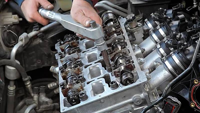 بالصور.. أعراض تلف رأس المحرك وكيفية فحصه