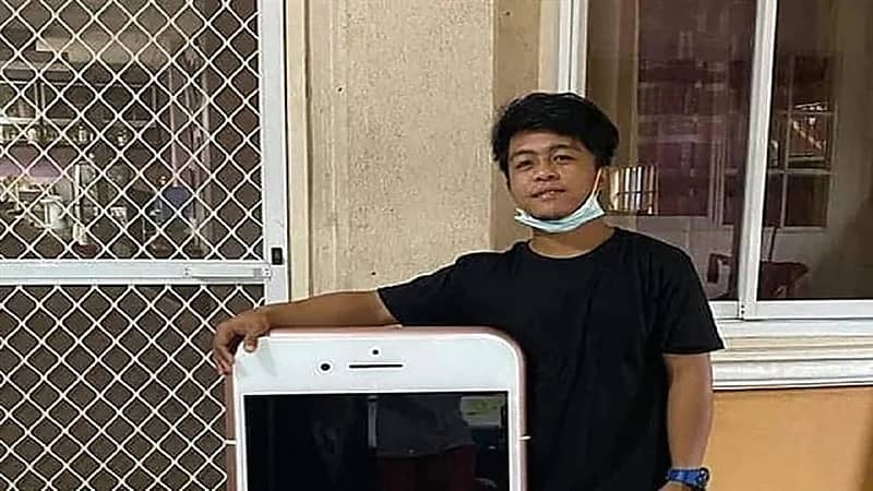 رجل يصاب بصدمة بعد شرائه هاتف آيفون