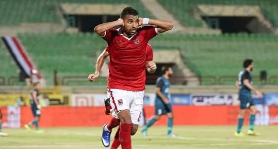 على غرار حركته الشهيرة .. صورة لنجل " مؤمن زكريا " ويده على أذنيه