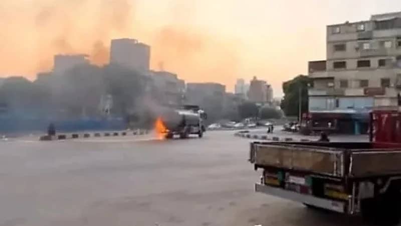 سائق شاحنة يُظهر شجاعة نادرة ويقود مركبة مشتعلة لإنقاذ عشرات السكان