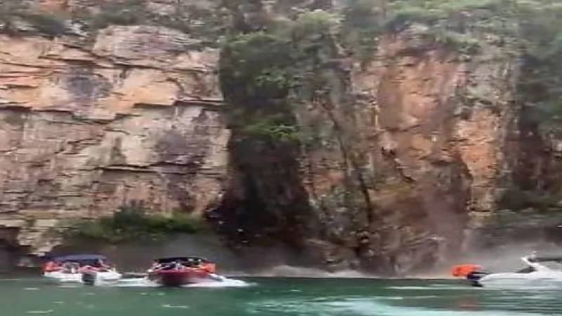 شاهد.. لحظات مروعة لسقوط كتلة صخرية ضخمة على قارب سياح