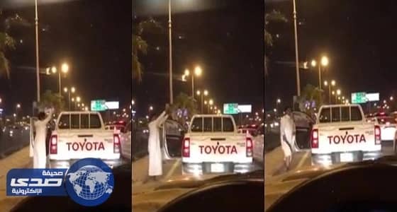 بالفيديو.. مواطن يرقص بخنجر ويعطل حركة السير في الدمام