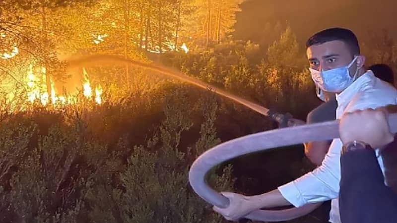 صورة..الشيف بوراك يشارك في إخماد حرائق تركيا