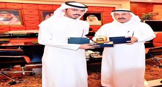 أمين نجران يكرم الفنان التشكيلي إبراهيم زمانان