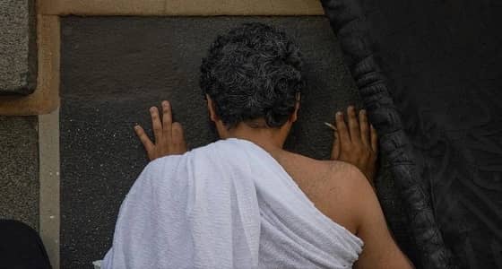 لقطات تجسد المشاعر الروحانية لزوار بيت الله