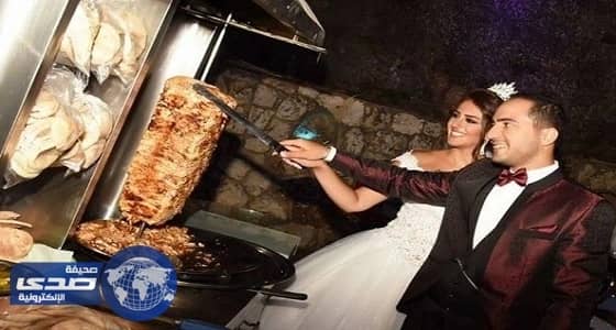 بالصور.. عريس يترك الزفة ليٌحقق حلم عروسه بتناول الشاورما
