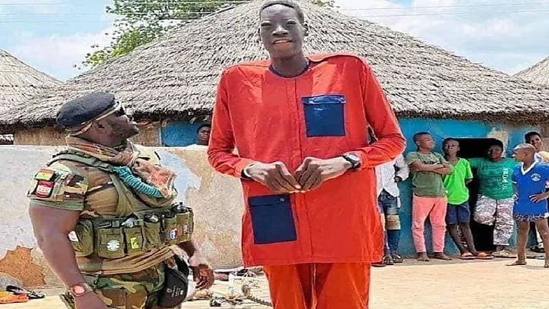 بالصور.. أطول رجل في غانا يطلب المساعدة