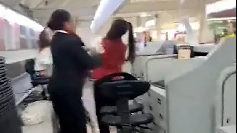 شاهد .. مسافرة تهاجم موظفي مطار في المكسيك