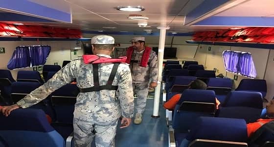 بالصور.. إنقاذ 9 بحارة بميناء رأس تنورة