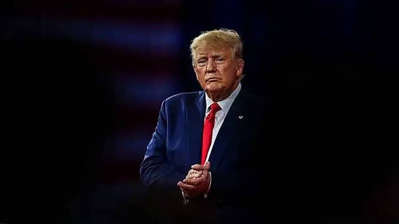 ترامب يستعد لتسليم نفسه