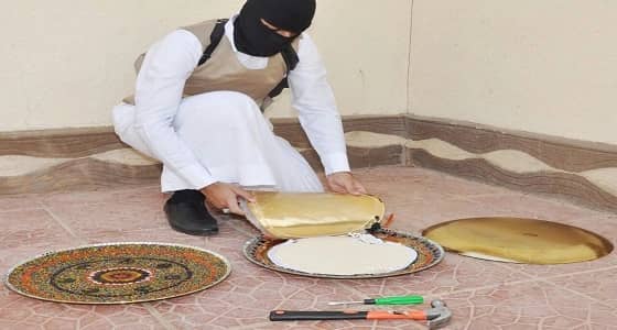 بالصور.. ضبط 424 ألف قرص إمفيتامين مخبأة في أطباق معدنية الرياض