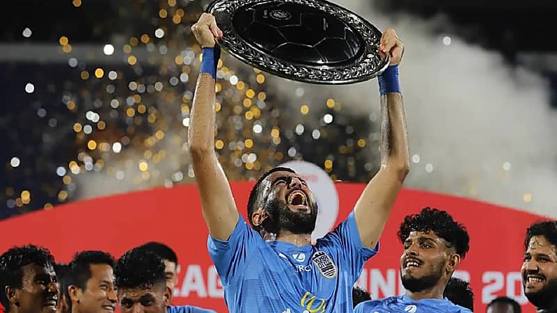 مومباي سيتي يحتفل بلقب الدوري الهندي بزراعة أشجار