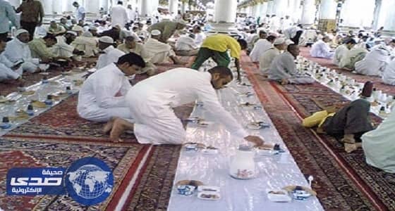 ابن الشهيد الملحم يقدم وجبات إفطار صائم بصورة والده في الحرم المكي