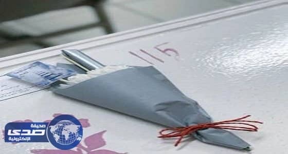 بالصور.. استقبال الطالبات بالورود تزامنا مع الاختبارات النهائية في مدرسة بعرعر