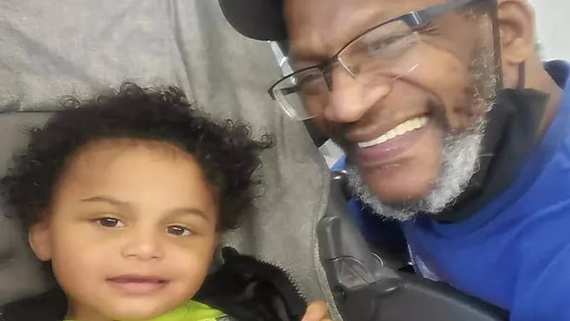 طفل يموت من الجوع بعد وفاة والده