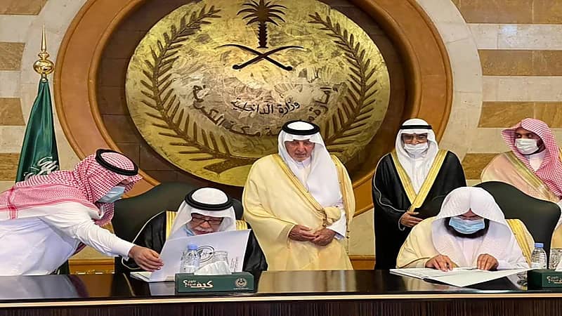 أمير مكة يسلّم كسوة الكعبة لكبير سدنة بيت الله الحرام نيابة عن خادم الحرمين