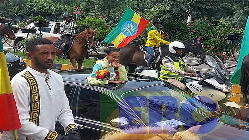 بالصور.. إثيوبيون يستقبلون أبطال ألعاب القوى بترحاب أسطوري في الشارع