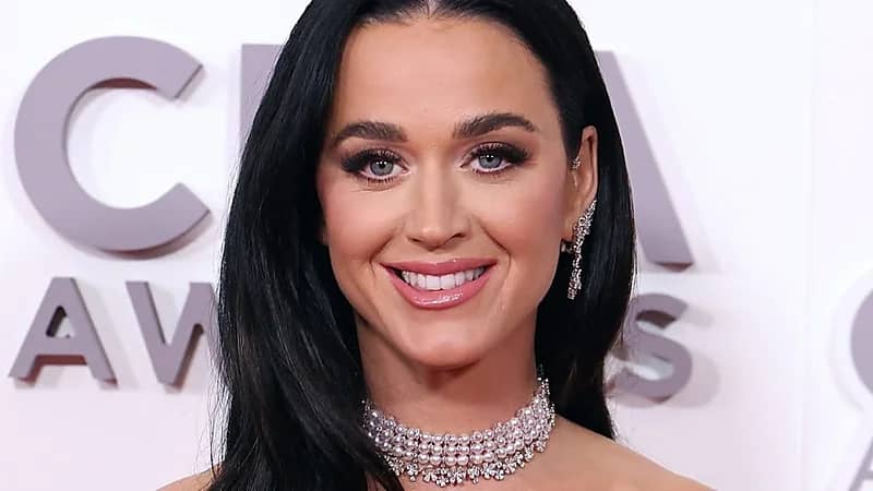 كايتي بيري تغني في الفضاء.. فيديو