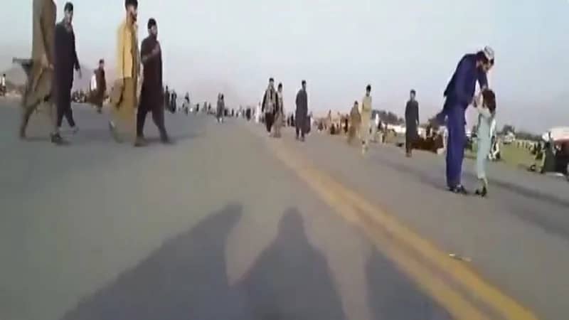 شاهد.. فتيات يغنين في مطار كابل قبيل المغادرة:" أنت عشقي يا وطني ولا طعم للحياة من دونك"