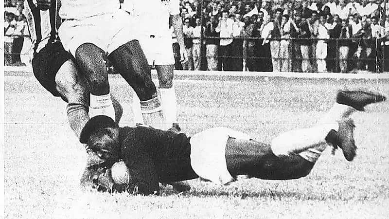 مباريات لعب فيها "بيلية" حارساً للمرمى