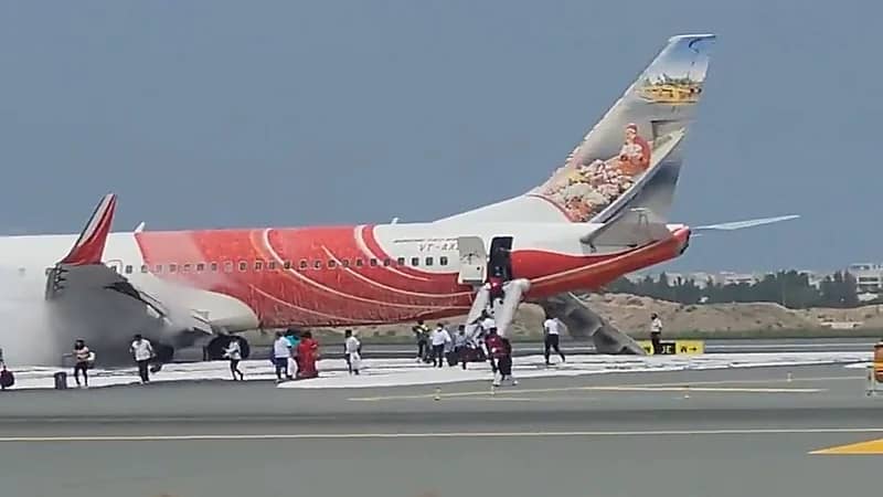 بالفيديو.. إجلاء طائرة هندية بعد انبعاث دخان منها بمطار مسقط