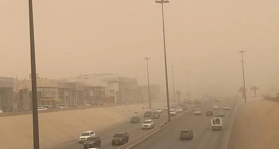 بالفيديو والصور.. موجة غبار تغطي أجواء الرياض والأرصاد تعلن موعد نهايتها