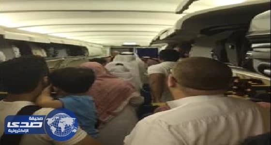 بالفيديو.. مشادة بين راكب وطاقم طائرة بسبب عدم فتح أبواب النزول