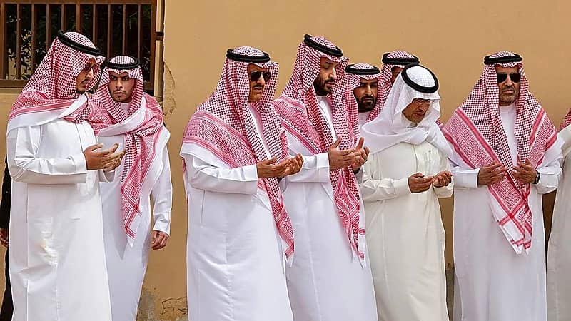 بالصور.. ولي العهد يزور قبر الأميرين "فهد وأحمد" ابني سلمان وقبر الأميرة سلطانة السديري