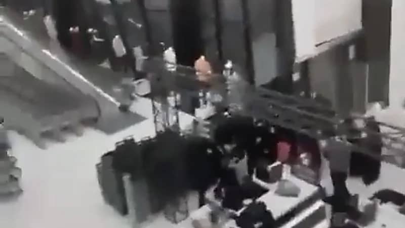 عاصفة ترابية قوية تسقط جزء من واجهة إحدى المجمعات برفحاء .. فيديو