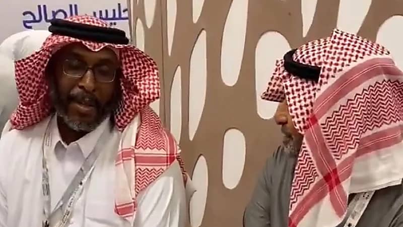 صدفة تجمع صديقين بعد 33 عاماً خلال مناسك الحج ..فيديو