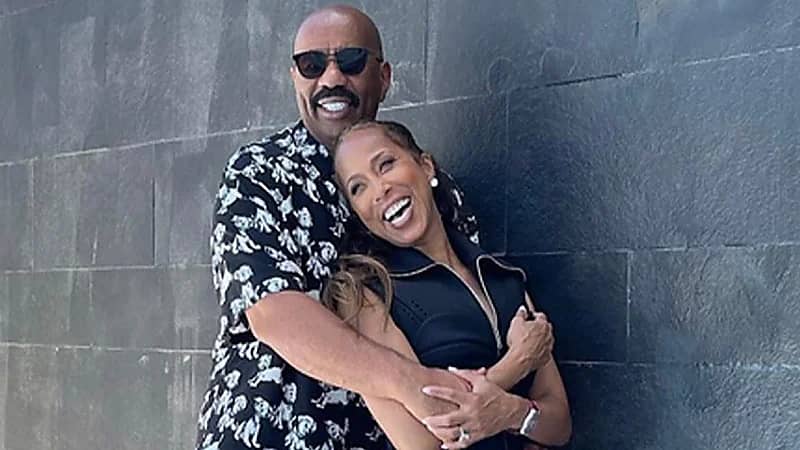 زوجة ستيف هارفي تخونه مع حارسه الشخصي والطباخ