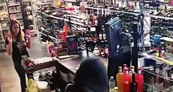 بالفيديو.. أم وابنتها تنتقمان من لص حاول سرقة متجرهما