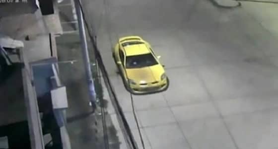 بالفيديو.. لحظة رصد شبح بالقرب من مجموعة شباب بالشارع