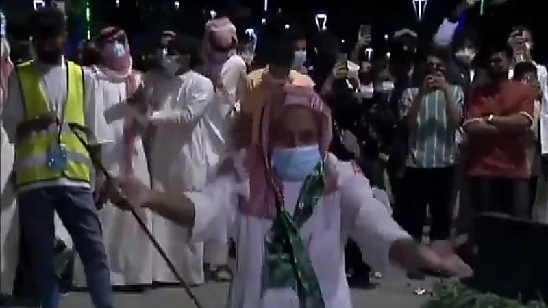 بالفيديو.. مُسن يتفاعل بشكل عفوي مع معزوفة وطنية بالباحة