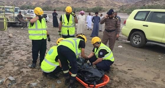 بالصور.. العثور على مفقود وادي الجائزة متوفى بعدما جرفه السيل لمسافة بعيدة